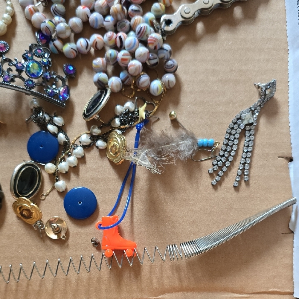 Broken Jewelry Pieces Lot - Picture 3 of 7